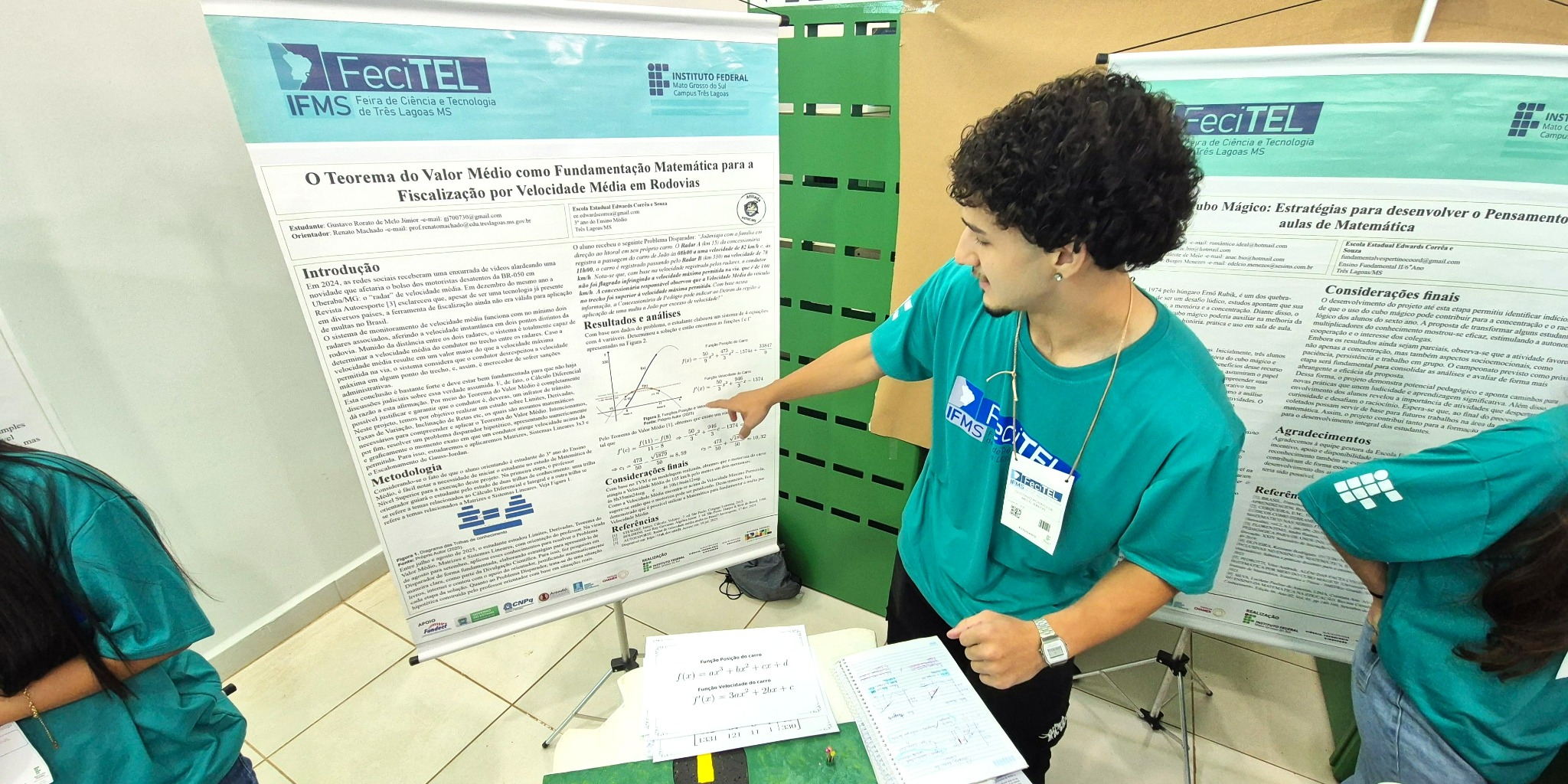 Gustavo apresentando seu projeto na FECITEL